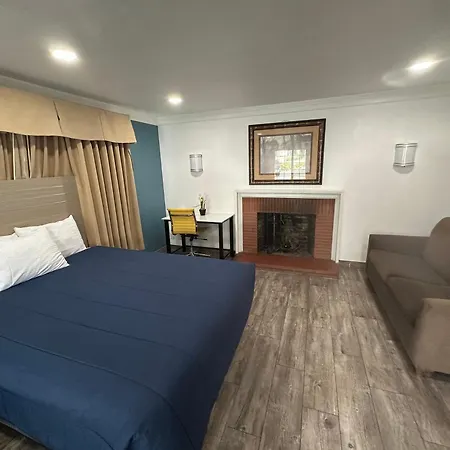 Town And Country Inn-3