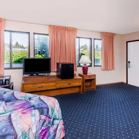 Knights Inn Mackinaw City-2