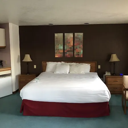 Travelodge By Wyndham Mackinaw City-3