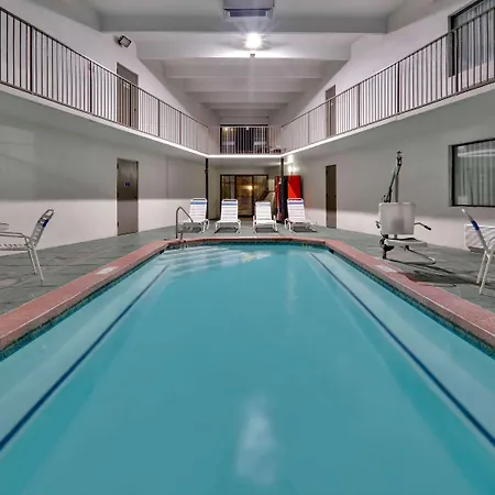 Days Inn & Suites By Wyndham Bentonville-2
