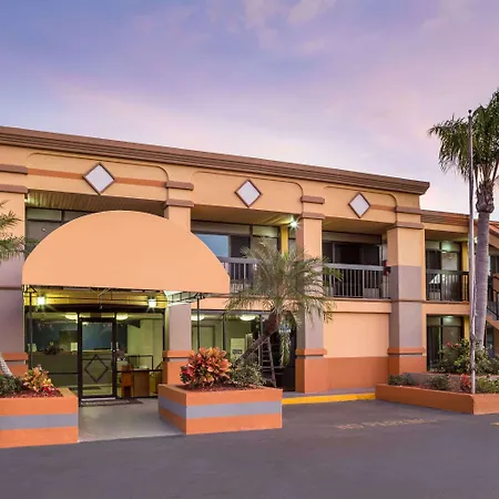 Travelodge By Wyndham Fort Myers Cape Coral-3