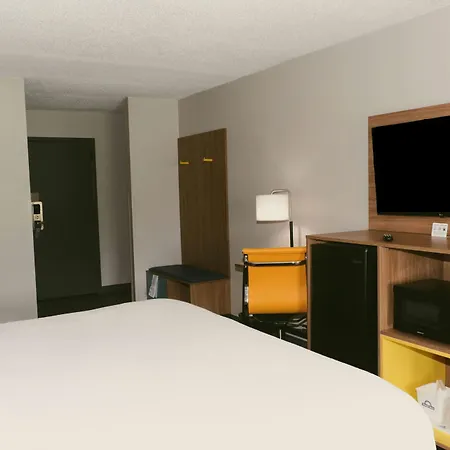 Days Inn By Wyndham Farmville-2