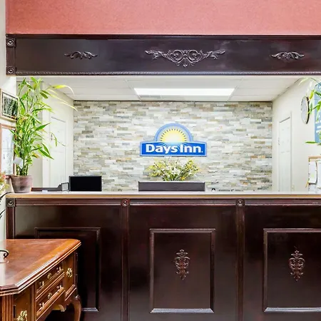 Days Inn By Wyndham Hendersonville-3