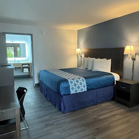Econo Lodge University-3