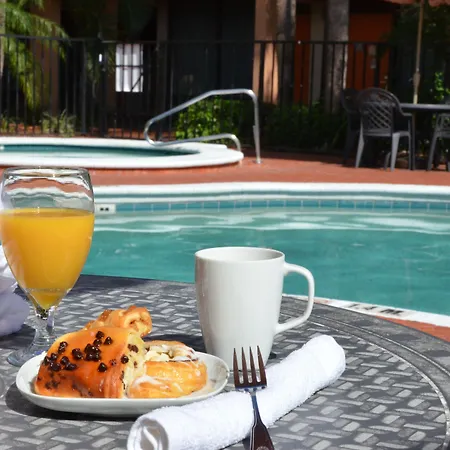 Days Inn & Suites By Wyndham Orlando Airport-2