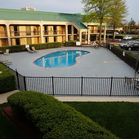 Howard Johnson By Wyndham Greensboro Near The Coliseum-3