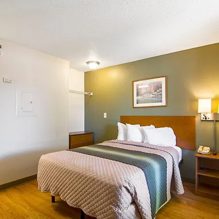 Hometowne Studios By Red Roof Chicago - Waukegan-3