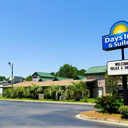 Days Inn & Suites By Wyndham Savannah Midtown-2