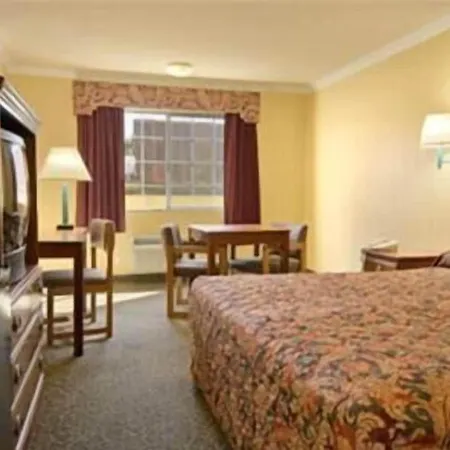 Super 8 By Wyndham Los Angeles Downtown-3