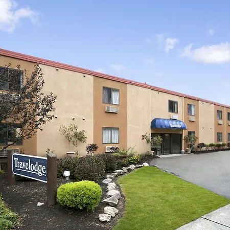 Travelodge By Wyndham Cleveland Lakewood-2