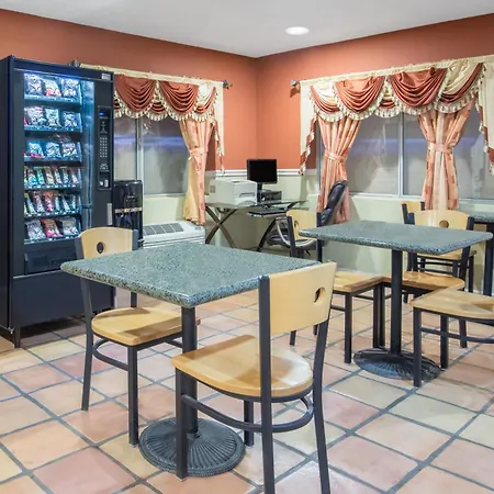 Super 8 By Wyndham Portales-3