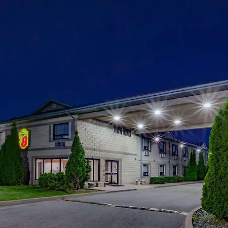 Super 8 By Wyndham Ambassador Bridge Windsor On-2