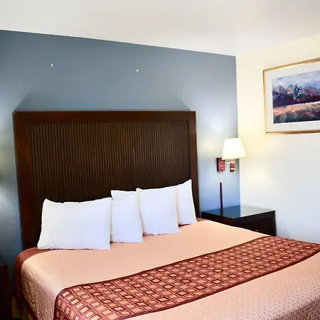 Travelers Inn Medford-3