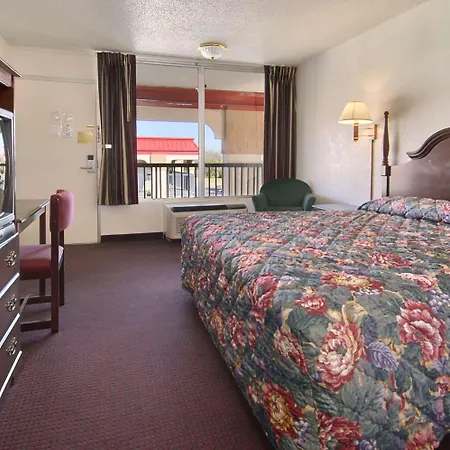 Super 8 By Wyndham Oklahoma Fairgrounds-3