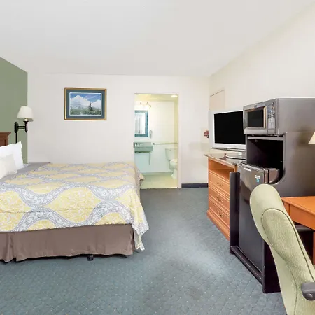Days Inn By Wyndham Cedar Falls- University Plaza-2