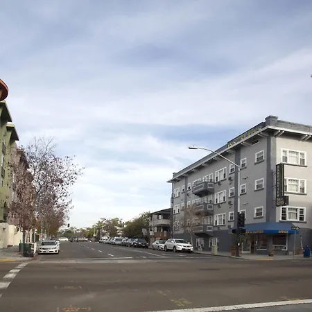 Harborview Inn & Suites-Convention Center-Airport-Gaslamp-Seaworld-Zoo-Balboa Park-2