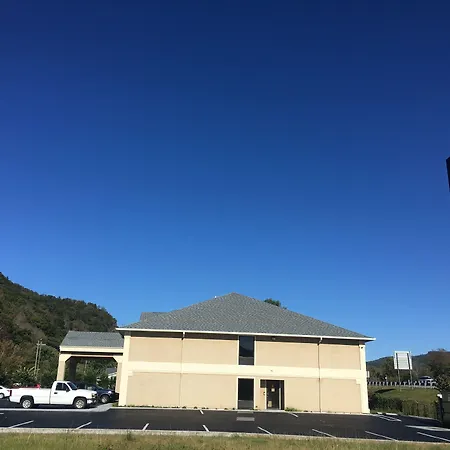 Super 8 By Wyndham Erwin, I-26 Exit 37-3