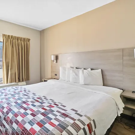 Red Roof Inn & Suites Fayetteville-Fort Bragg-2