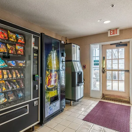 Hometowne Studios & Suites By Red Roof Charlotte - Concord-3