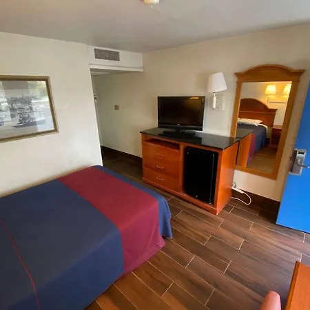 Travelodge By Wyndham Grand Rapids North-2