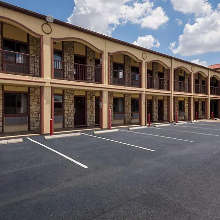 Americas Best Value Inn Buda-3