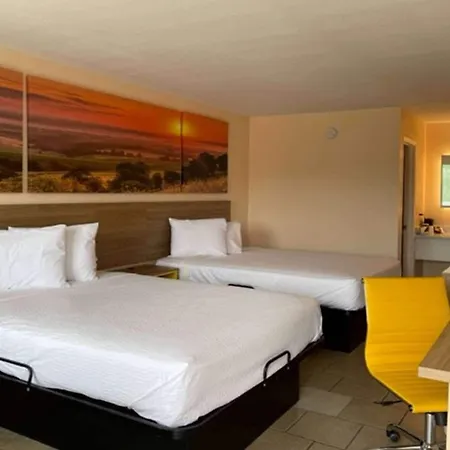 Days Inn By Wyndham Branson Near Theatre District-2