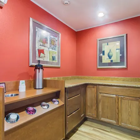 Hometowne Studios & Suites By Red Roof Bentonville-3