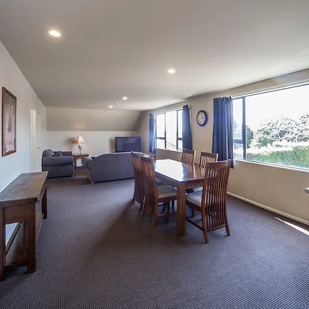 Oaktree Motel-2