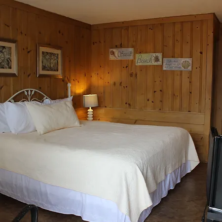 Town & Beach Motel-3