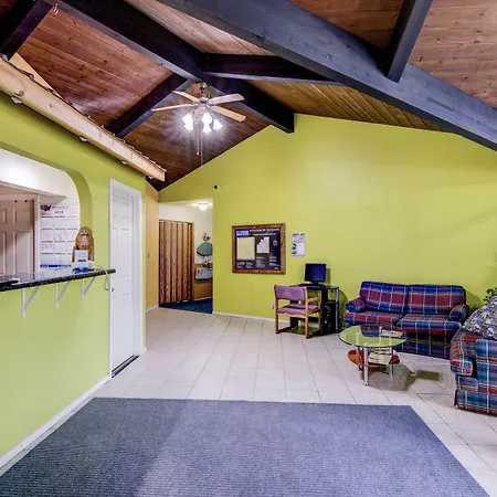 Bloomer Inn & Suites-3