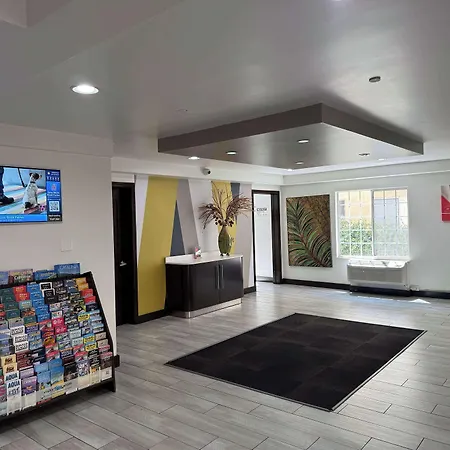 Motel 6 Hollywood-2