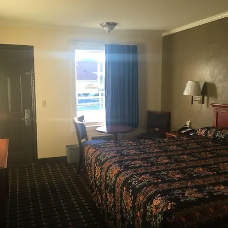 Travelodge By Wyndham Orangeburg-2