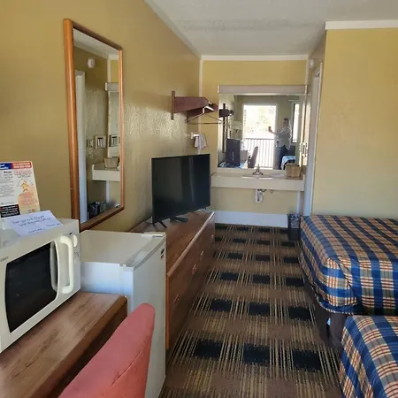 Smokies Inn - New Linens & Ultrafast Wifi - Friendliest Hospitality Guaranteed!-2