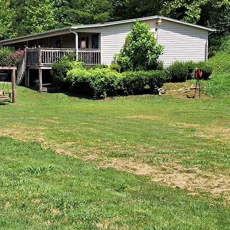 Blue Sky Inn- Complimentary Happy Hour Th-Sun, Veteran Owned, Full Breakfast, Best Green Space, 1 Mile From Blue Ridge, Fire Pit-3