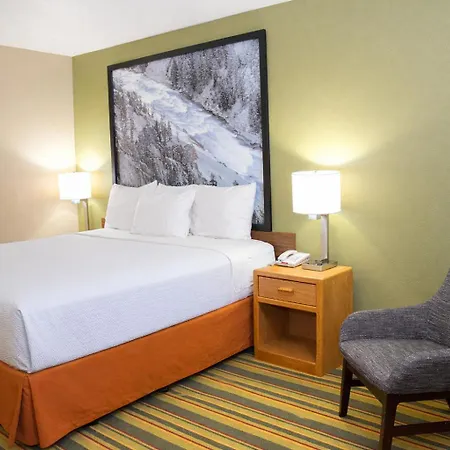 Super 8 By Wyndham Antigo-3