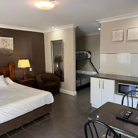 Country Leisure Motor Inn-3