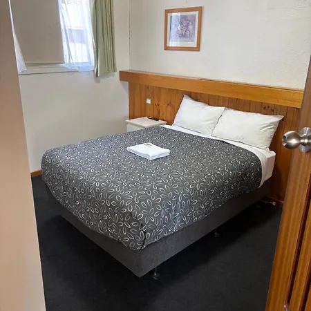 Majestic Motel-2