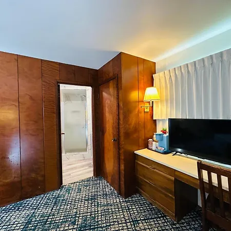 Curly Redwood Lodge-3