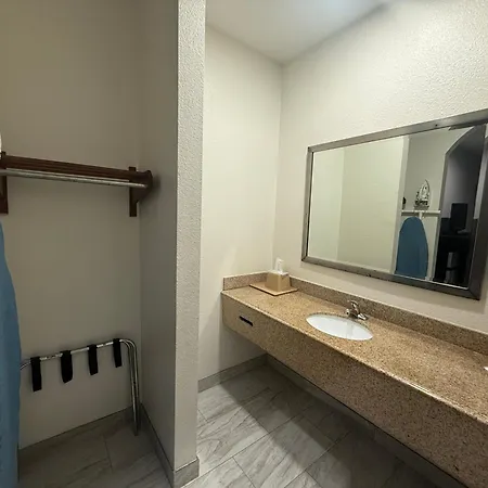 Crystal Inn - Garth Rd-2