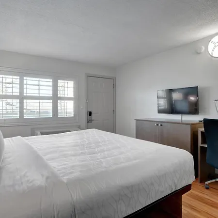 Signature Inn Medford Downtown - Newly Renovated-3
