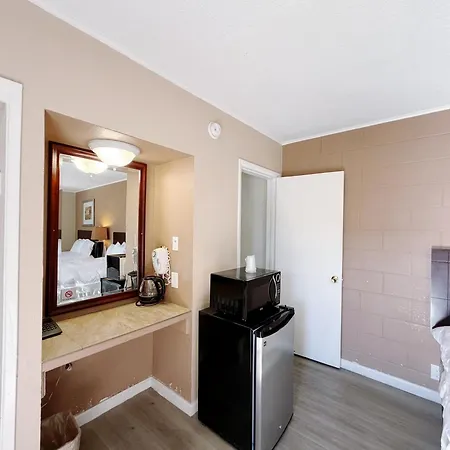 Royal Inn And Suites-3