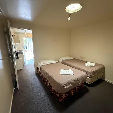 Camellia Court Family Motel-3