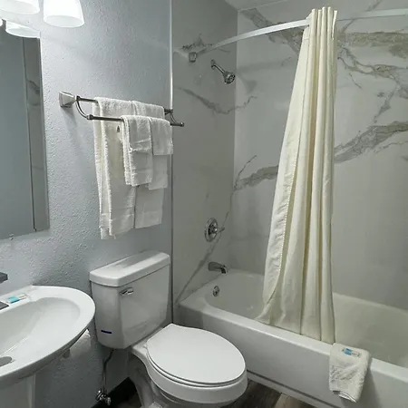 Days Inn By Wyndham Gainesville Hospital - University Area-2