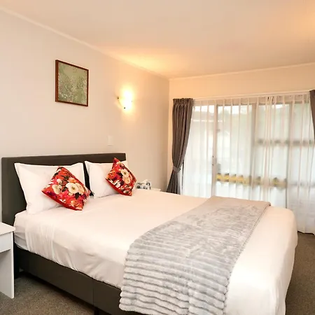 Dukes Midway Lodge-2