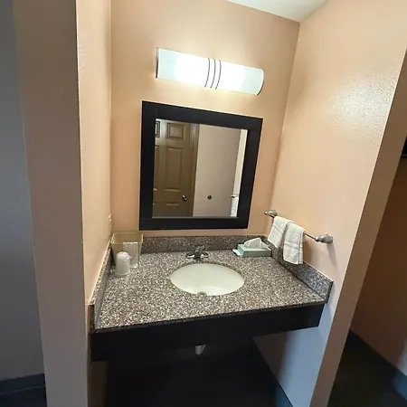 Paradise Inn & Suites-2