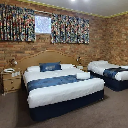 Pines Country Club Motor Inn-3