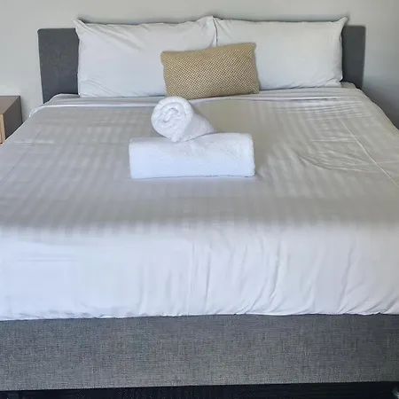 Hive Hotel, Moruya-3