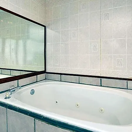 Americas Best Value Inn & Suites Kansas City-3