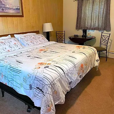 Royal Motel-3