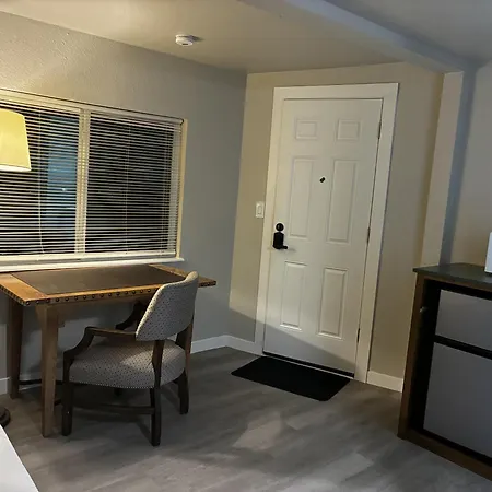 Longmont Lodge & Rv Park-2